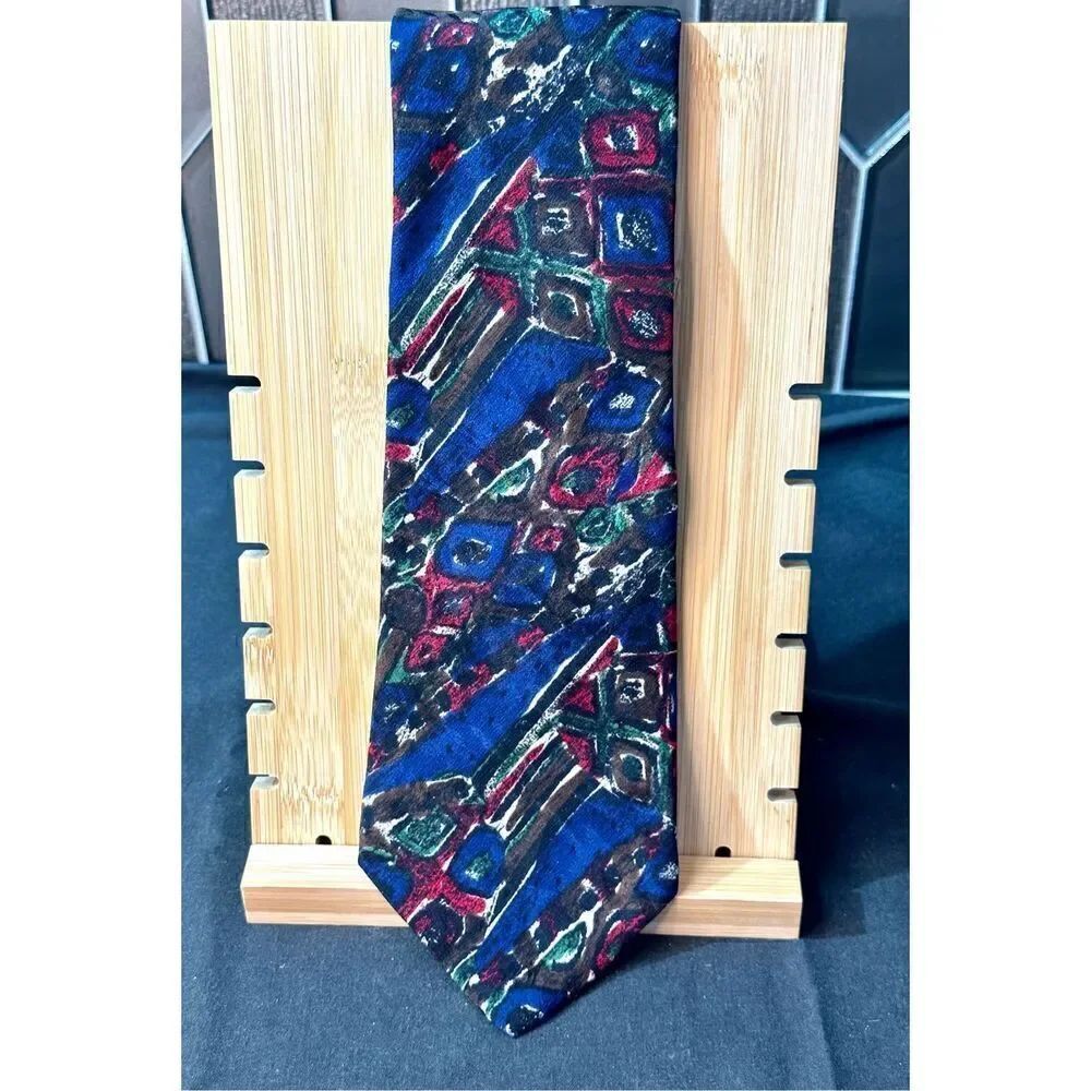 Guy Laroche Paris Monsieur 100% silk tie - made in the USA